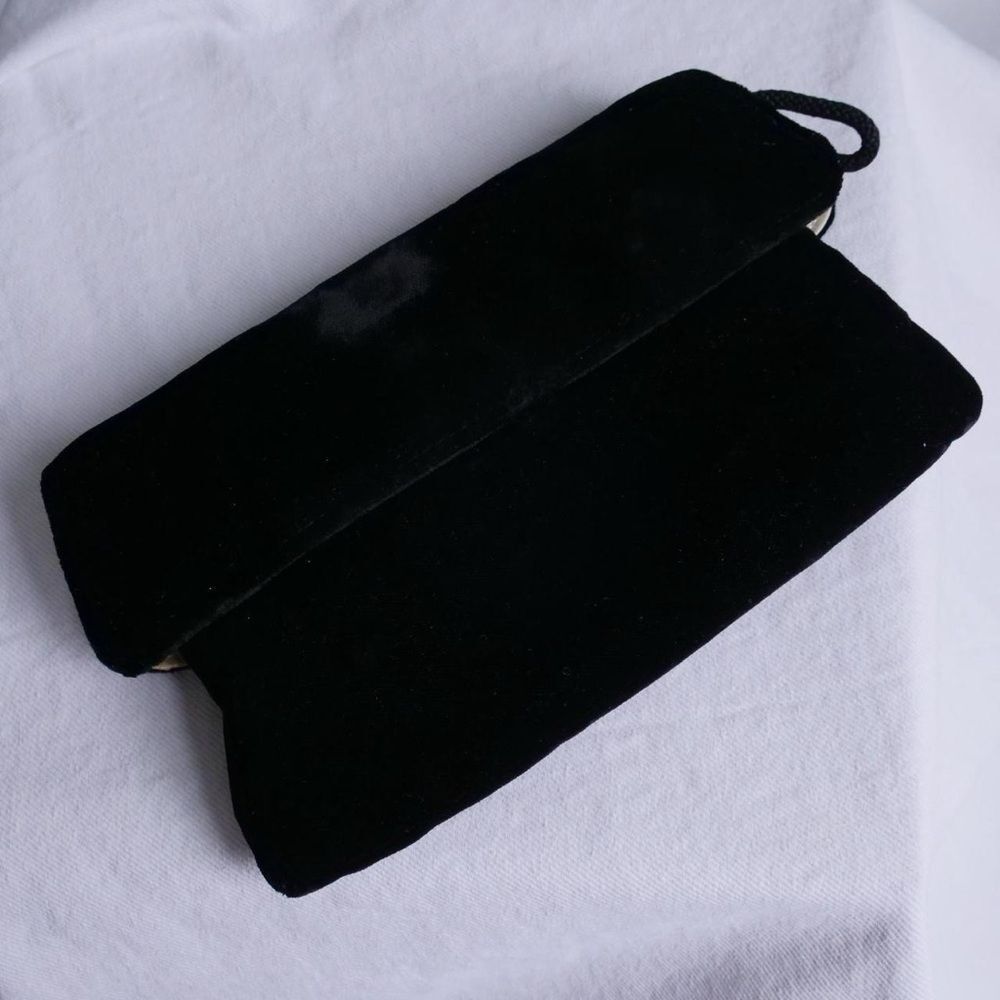 Gorgeous 1940s black‎ velvet clutch